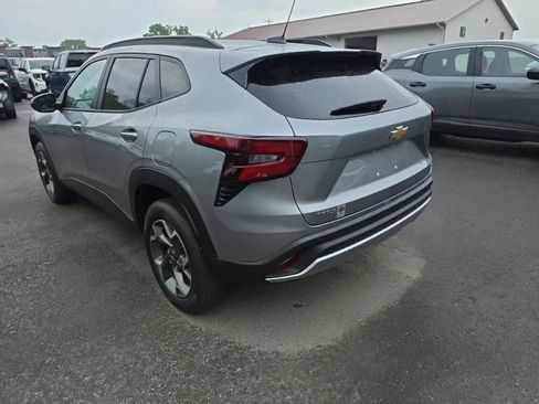 Used 2025 Chevrolet Trax LT w/ LT Convenience Package FWD image 4