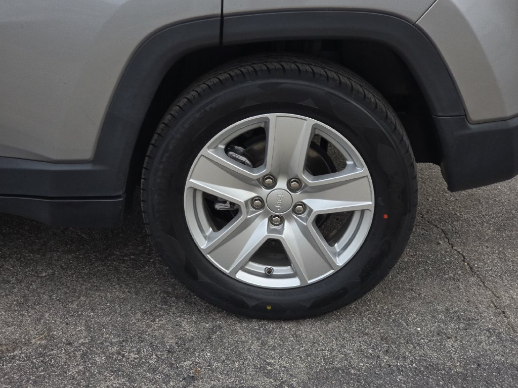 Used 2022 Jeep Compass Latitude FWD image 29