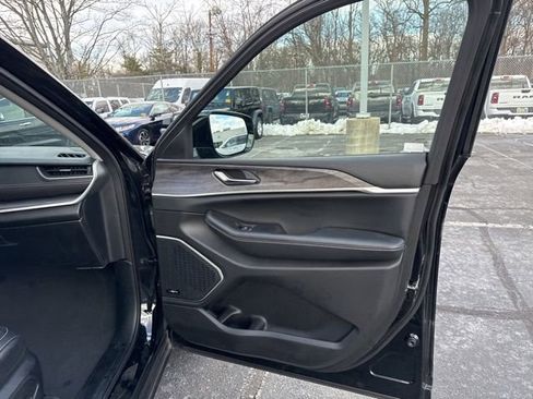 Used 2022 Jeep Grand Cherokee Limited image 33