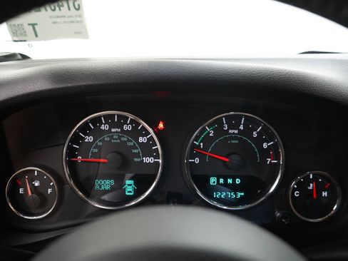 Used 2015 Jeep Wrangler Unlimited Sahara w/ Connectivity Group AWD/4WD image 26