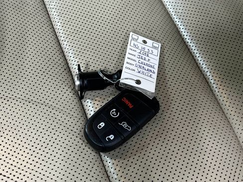 Used 2018 Jeep Grand Cherokee Overland AWD/4WD image 39