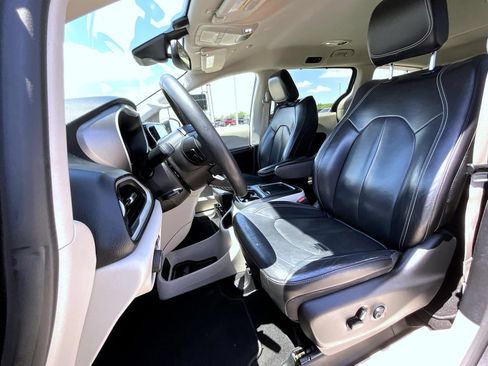 Used 2022 Chrysler Pacifica Touring-L FWD image 10