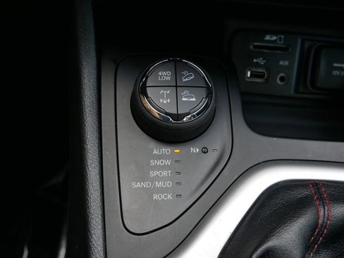 Used 2017 Jeep Cherokee Trailhawk w/ Cold Weather Group AWD/4WD image 23