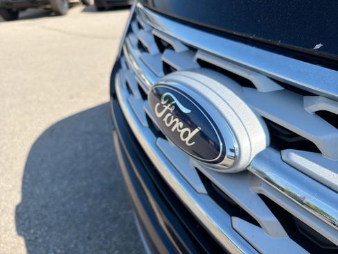 Used 2018 Ford Explorer XLT w/ Equipment Group 202A FWD image 16