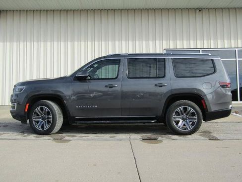 Used 2022 Jeep Wagoneer Series III w/ Flexible Seating Group AWD/4WD image 11