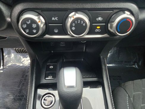 Used 2023 Nissan Kicks SV image 18