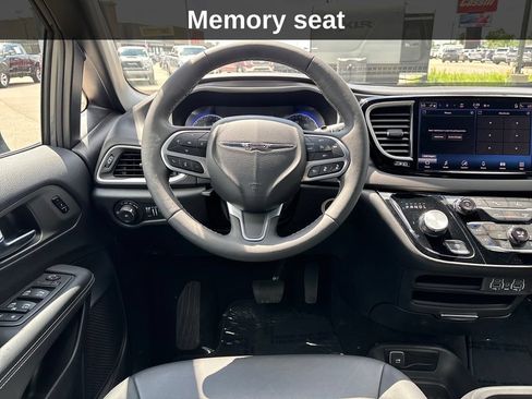 Used 2025 Chrysler Pacifica Select FWD image 18