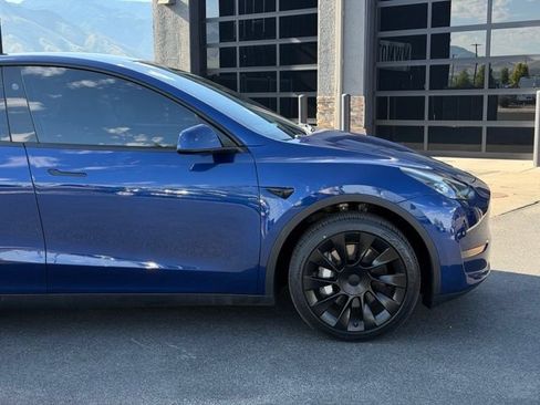 Used 2024 Tesla Model Y 2WD image 3