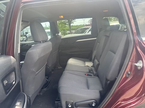 Used 2019 Toyota Highlander LE FWD image 26