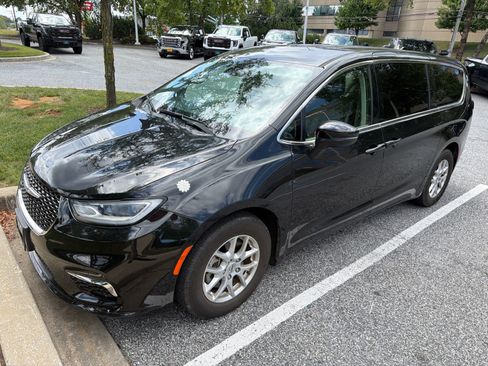 Used 2023 Chrysler Pacifica Touring-L FWD image 2