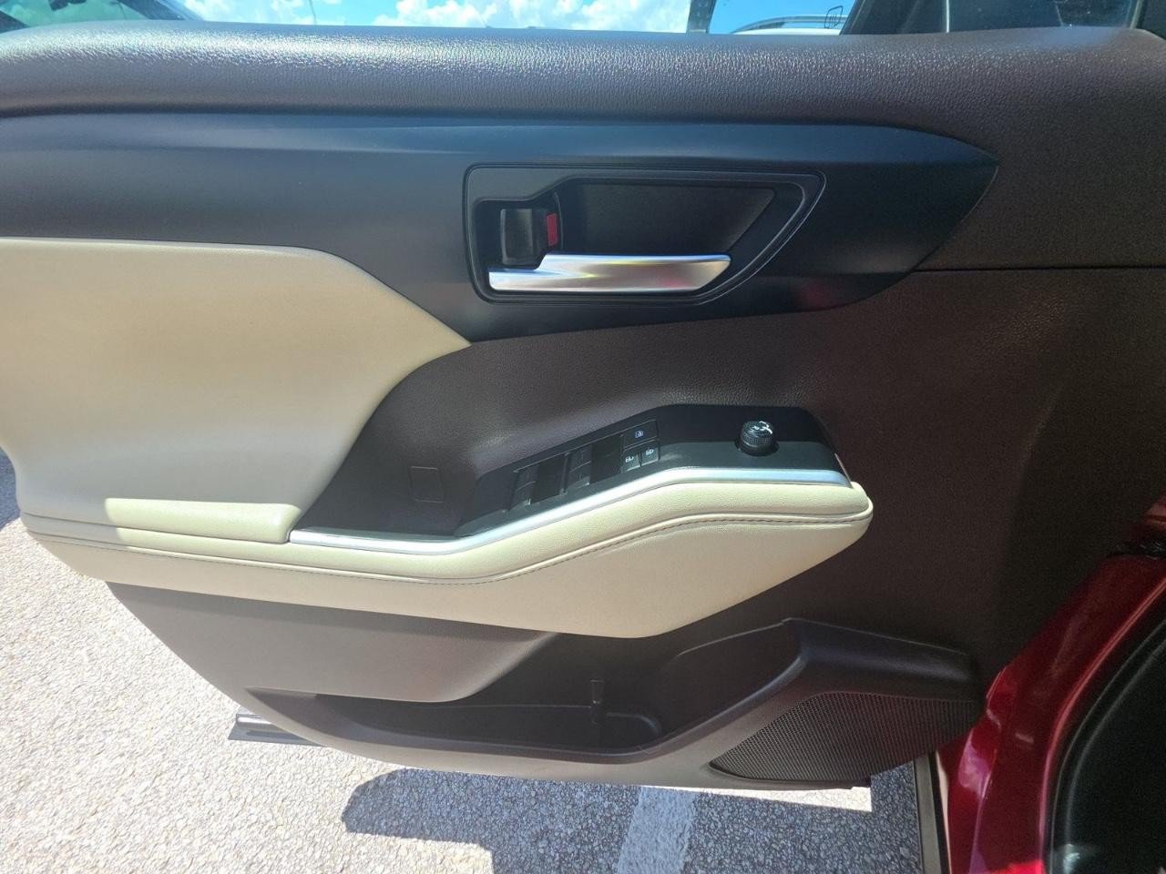 Used 2021 Toyota Highlander XLE AWD/4WD image 9