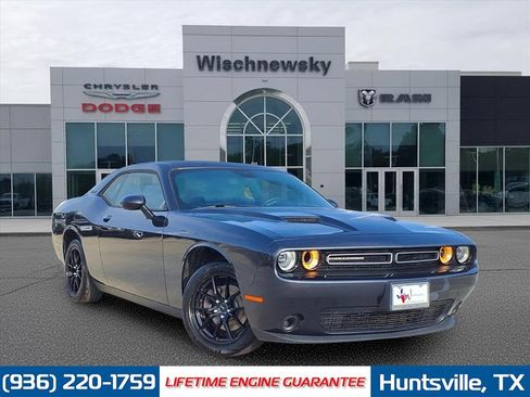 Used 2019 Dodge Challenger SXT image 1