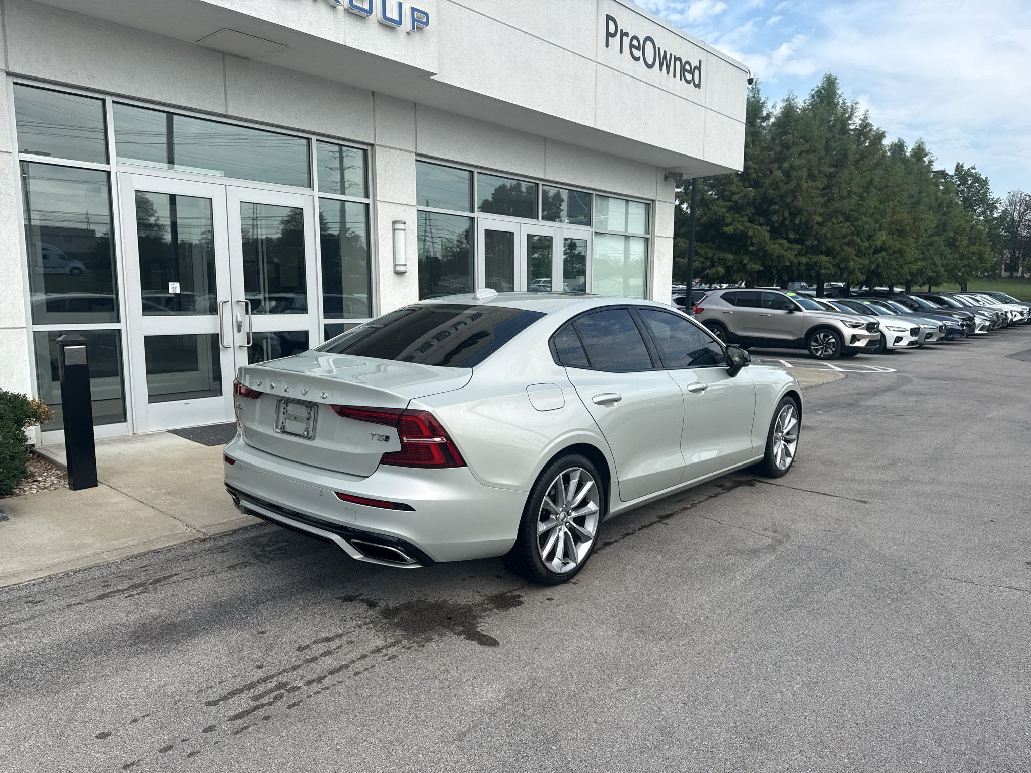 Used 2021 Volvo S60 T5 Momentum w/ Premium Package AWD/4WD image 3