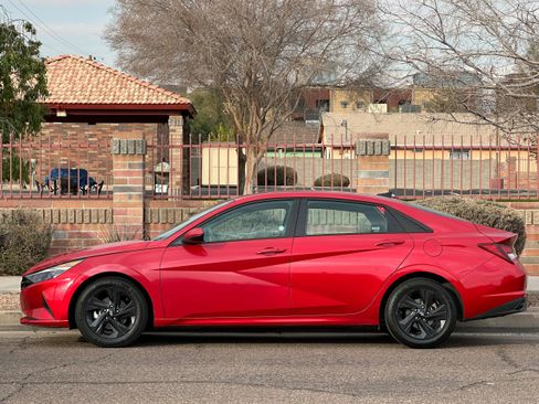 Used 2021 Hyundai Elantra SEL image 3