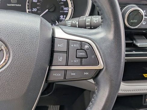 Used 2023 Toyota Highlander XLE AWD/4WD image 19