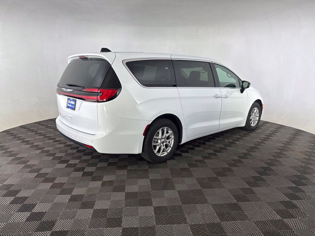 Used 2024 Chrysler Pacifica Touring-L FWD image 5