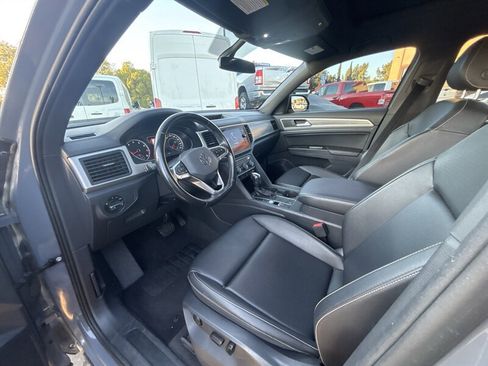 Used 2020 Volkswagen Atlas Cross Sport SE w/ Panoramic Sunroof Package image 16