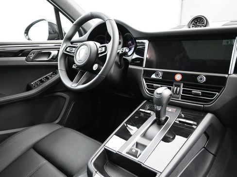 Certified 2026 Porsche Macan AWD/4WD image 29