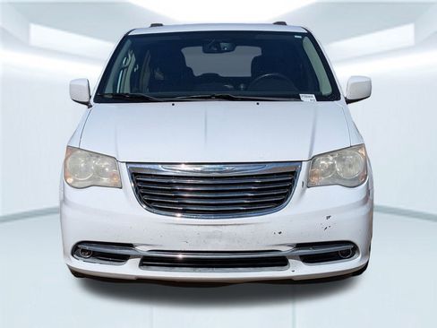 Used 2014 Chrysler Town & Country Touring image 2