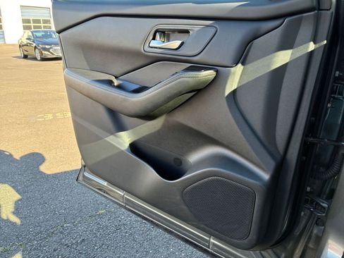 Used 2025 Nissan Rogue SV image 18