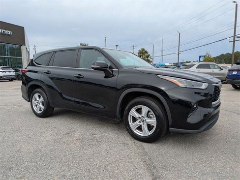 Used 2023 Toyota Highlander LE image 1