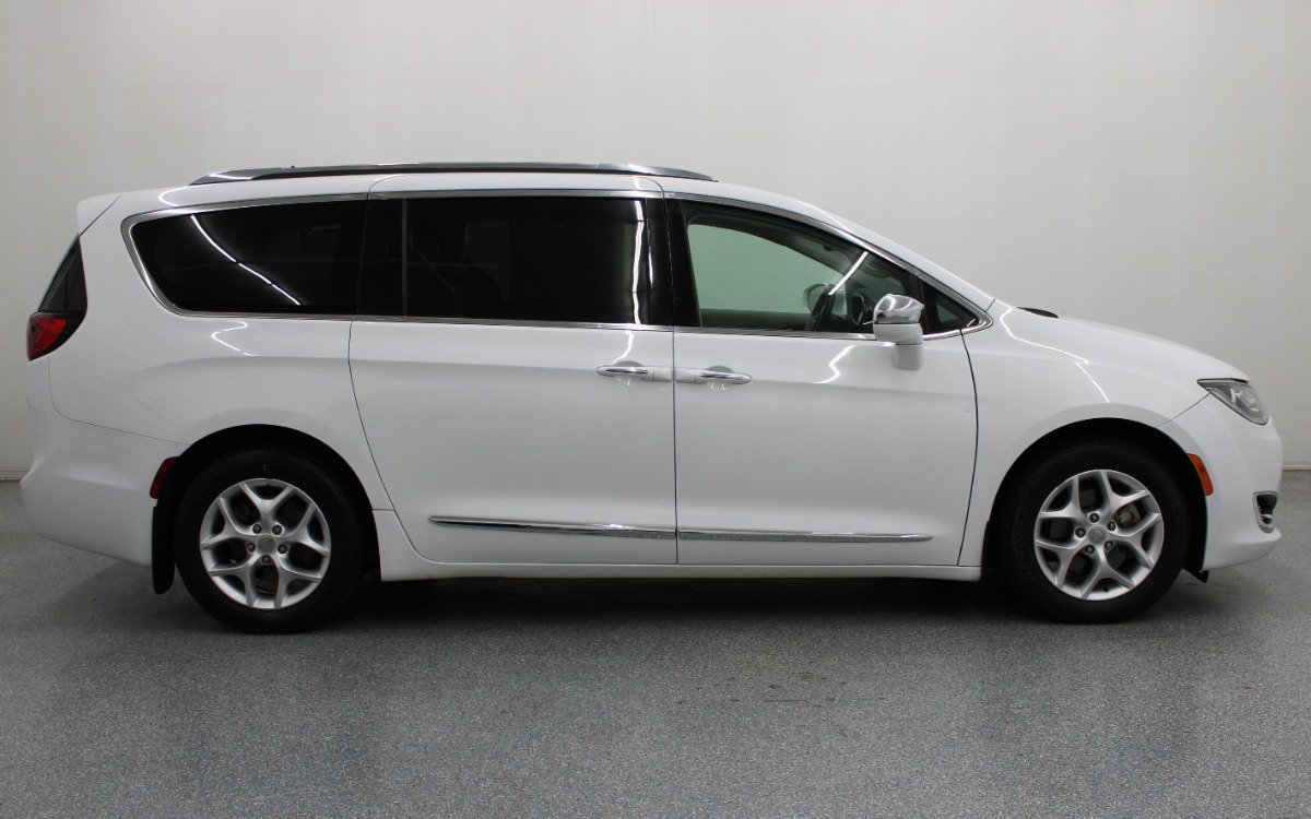 Used 2020 Chrysler Pacifica Limited FWD image 2