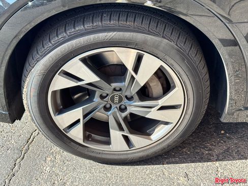 Used 2022 Audi e-tron Premium Plus w/ Premium Plus Package AWD/4WD image 8