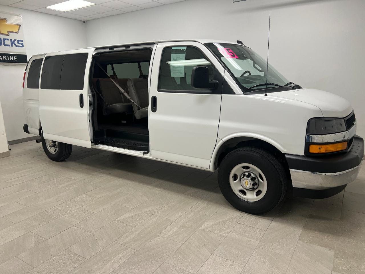 Used 2025 Chevrolet Express 3500 LT w/ LT Preferred Equipment Group RWD image 17