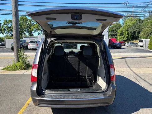 Used 2015 Chrysler Town & Country Touring FWD image 26