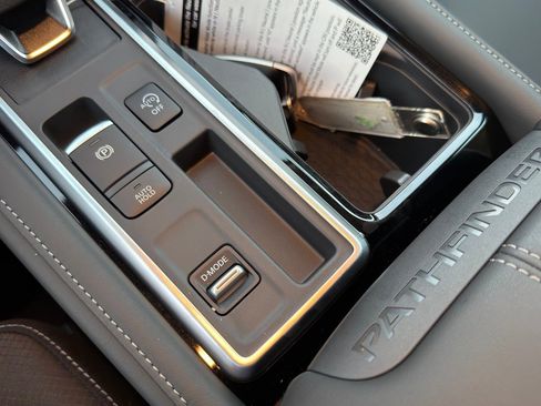 New 2025 Nissan Pathfinder SL image 15