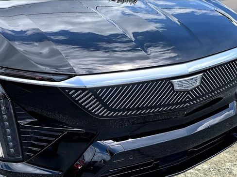 Certified 2025 Cadillac Optiq Luxury 2 w/ LPO, Floor Liner Package AWD/4WD image 33
