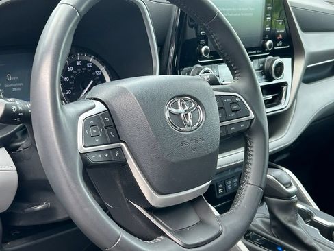 Used 2022 Toyota Highlander XLE AWD/4WD image 19