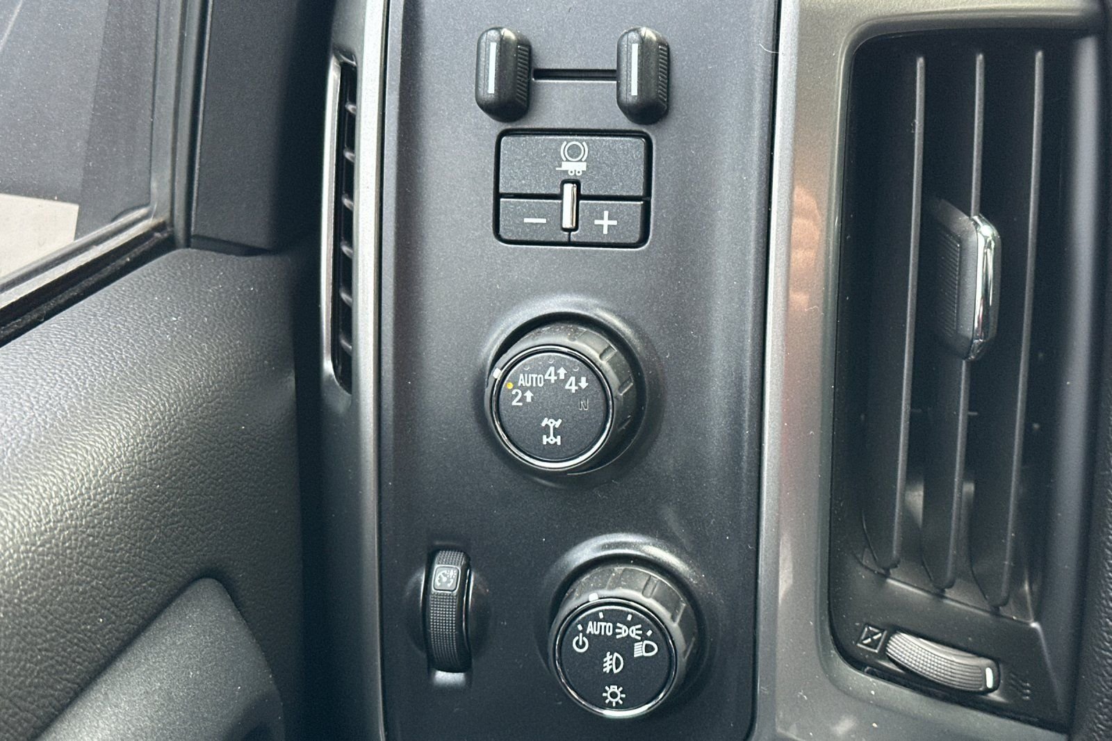 Used 2018 Chevrolet Silverado 1500 LT w/ All Star Edition AWD/4WD image 28