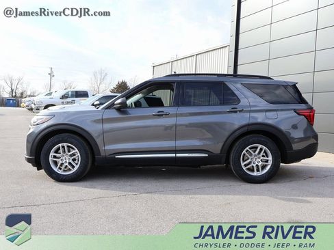Used 2025 Ford Explorer Active w/ Active Comfort Package image 2