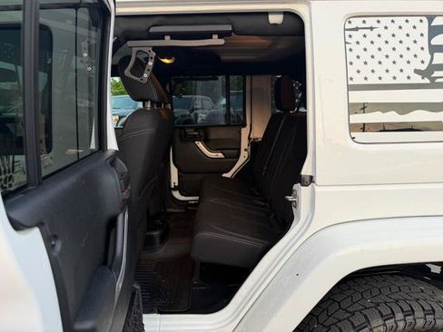 Used 2017 Jeep Wrangler Unlimited Rubicon w/ Connectivity Group AWD/4WD image 12