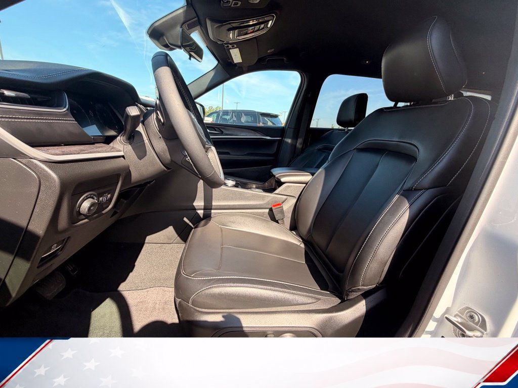 Used 2025 Jeep Grand Cherokee L Limited w/ Black Appearance Package AWD/4WD image 10