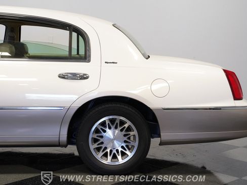 Used 2000 Lincoln Town Car Signature RWD image 25