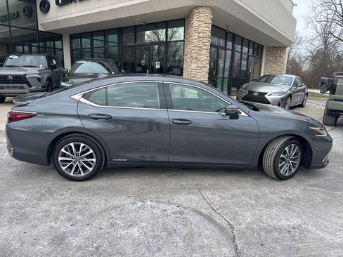 Used 2022 Lexus ES 300h image 2