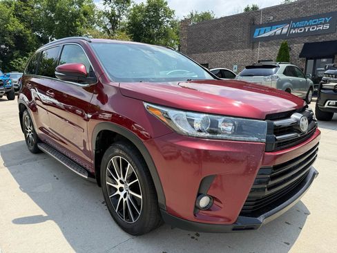 Used 2017 Toyota Highlander SE FWD image 3