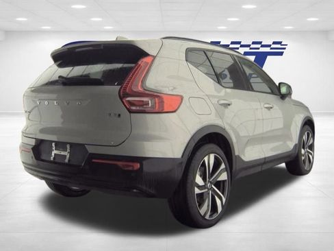 Used 2025 Volvo XC40 B5 Plus image 8
