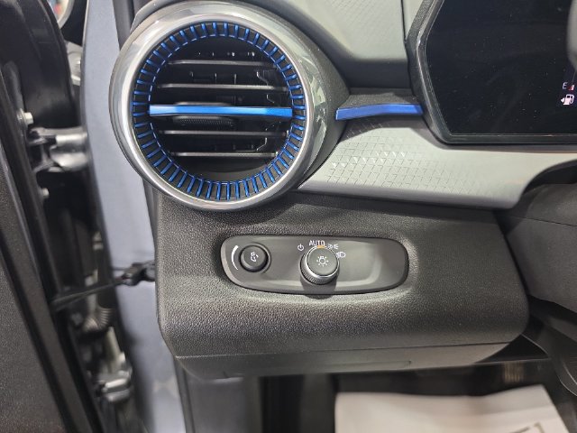 Used 2025 Chevrolet Trax LT w/ Driver Confidence Package FWD image 20
