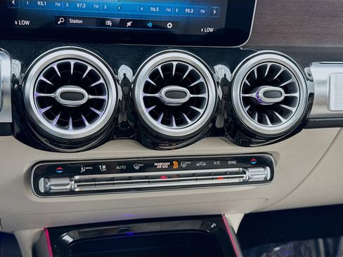 Used 2020 Mercedes-Benz GLB 250 4MATIC w/ Premium Package image 12