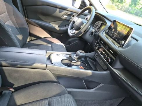 Used 2025 Nissan Rogue SV FWD image 12