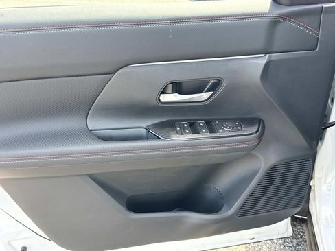 New 2025 Nissan Kicks SR image 18