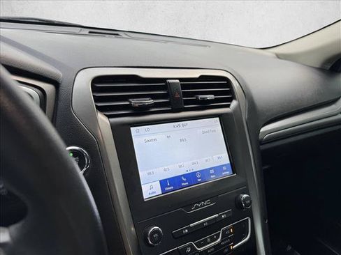 Used 2020 Ford Fusion SE FWD image 14