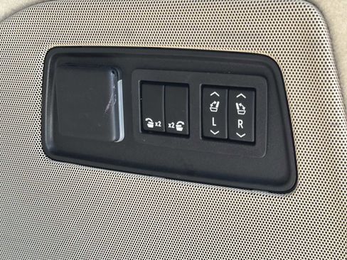Used 2023 Cadillac Escalade ESV Premium Luxury AWD/4WD image 33