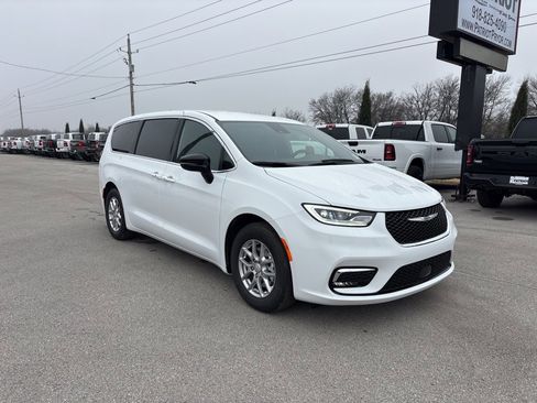 New 2026 Chrysler Pacifica Select image 1