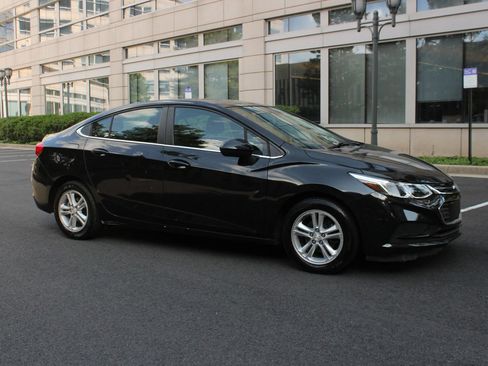 Used 2017 Chevrolet Cruze LT FWD image 2