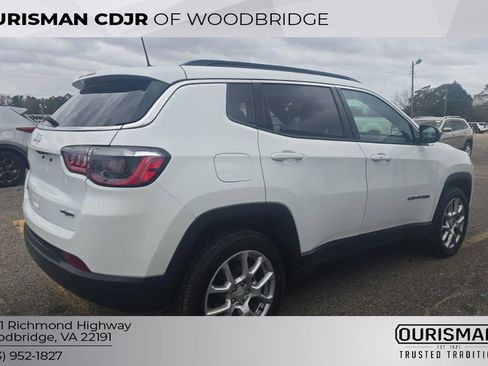 Used 2024 Jeep Compass Latitude w/ Sun and Sound Group image 5