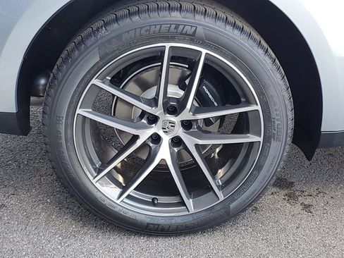 Used 2025 Porsche Macan image 12